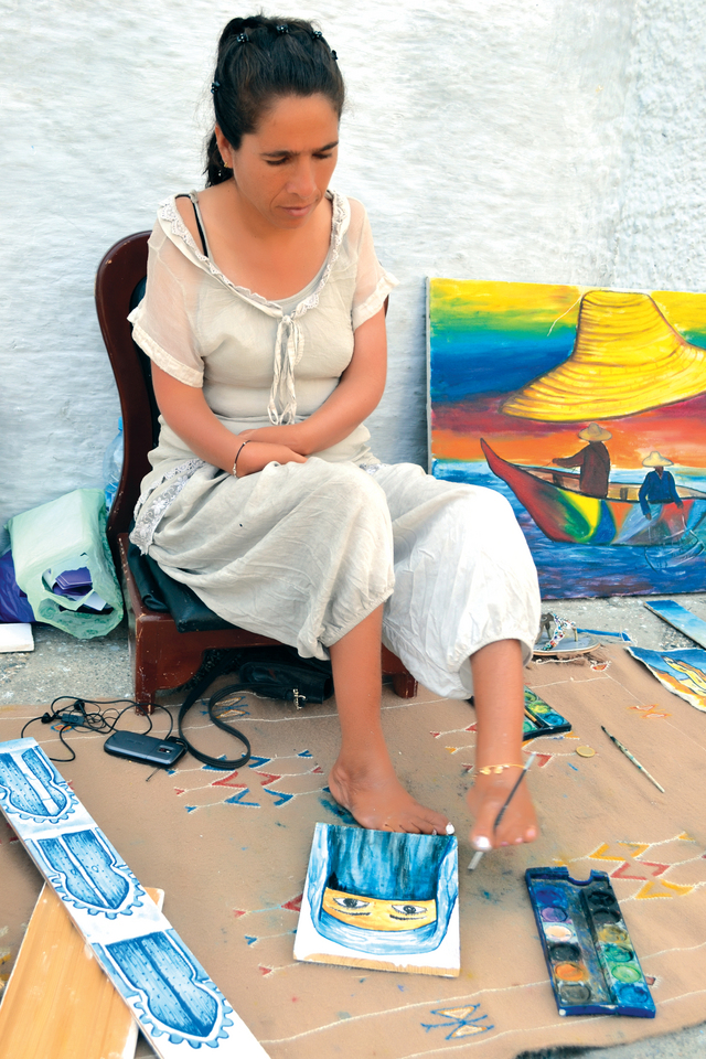 Assilah : Handicapée, une jeune peintre marocaine réalise ses œuvres avec  ses pieds